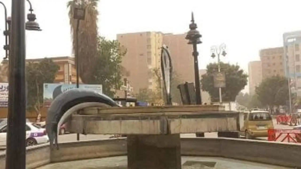 الطقس السيئ يتسبب في سقوط مجسم الدولفين بأشهر ميادين محافظة قنا